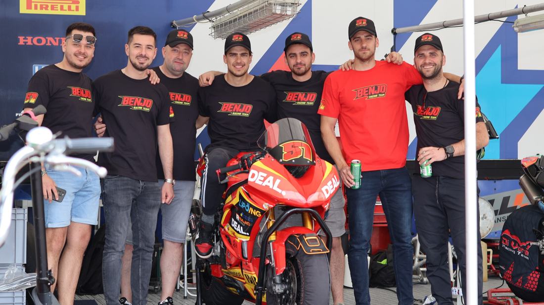 Ekipa Benjo Racing Team u boksu uz motor