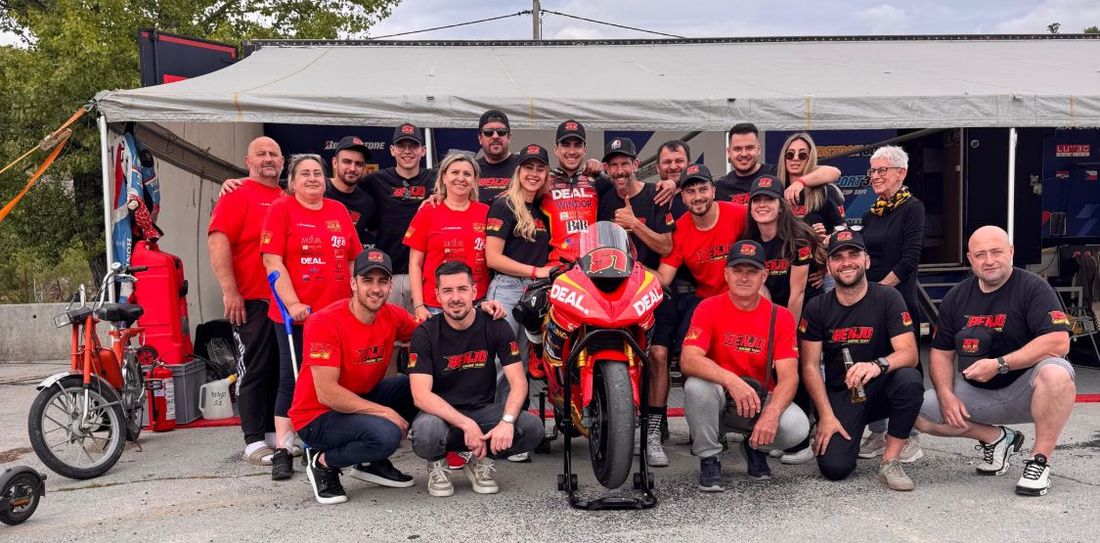 Cijela ekipa Benjo Racing Team oko motora #51 u paddocku