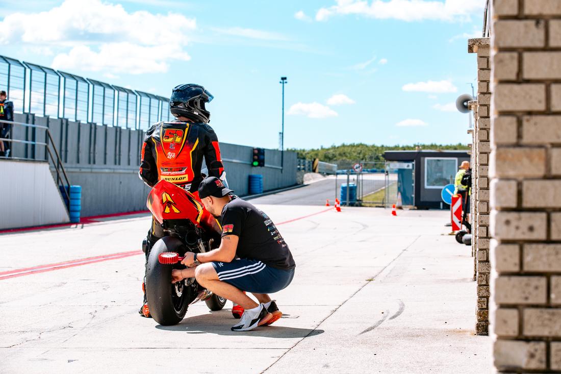 Mehaničar provjerava motor #51 u pit laneu