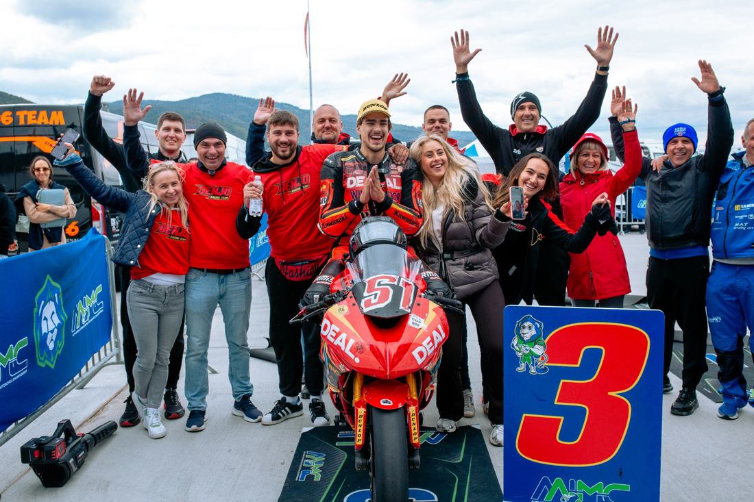 Ekipa slavi treće mjesto oko motora #51
